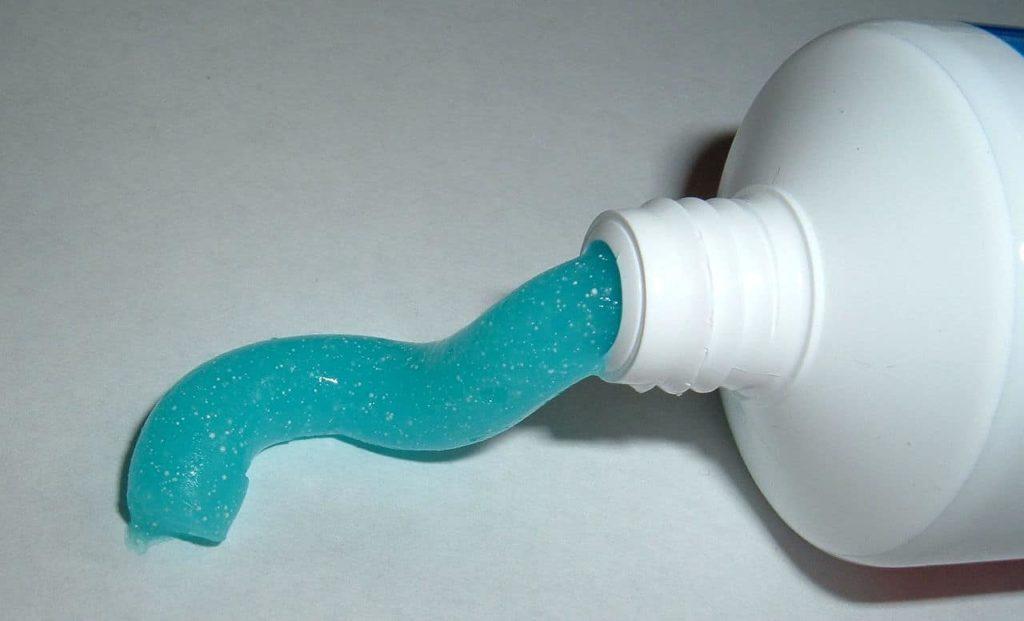21. Use toothpaste to treat bug bites