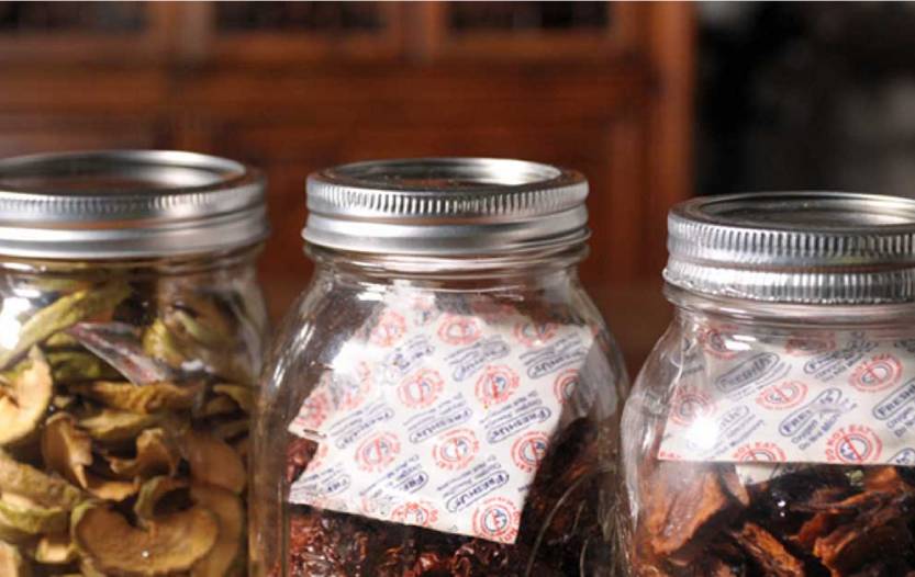 food in mason jars with oxygen absorber